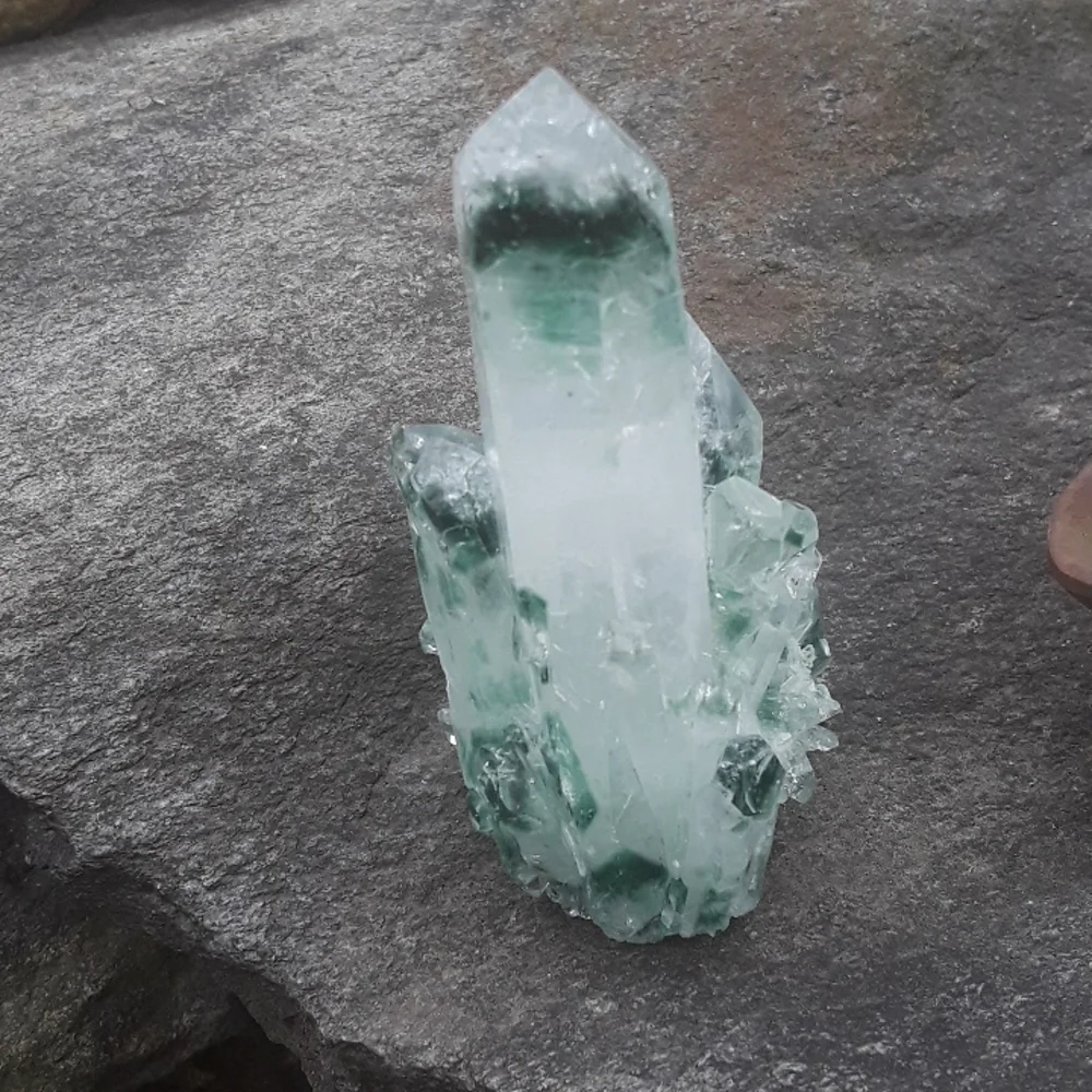 Green phantom quartz crystal cluster, lab-grown - Picture 3 of 8